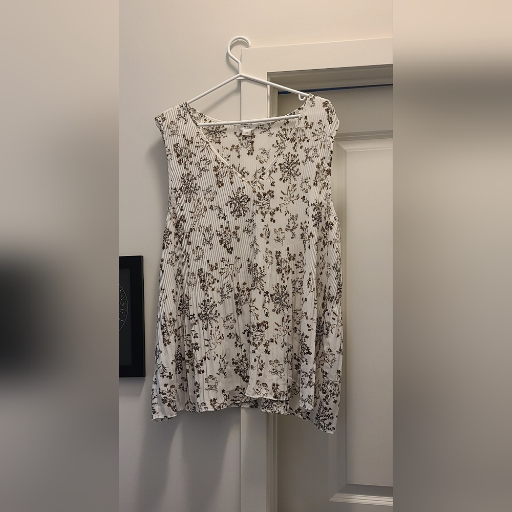 Penningtons White Sleeveless Pleated Blouse